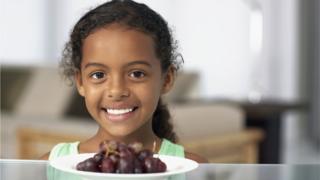 Niña con uvas.