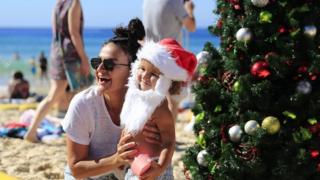 Di Sydney, Australia, pohon Natal juga dipasang di Pantai Bondi.