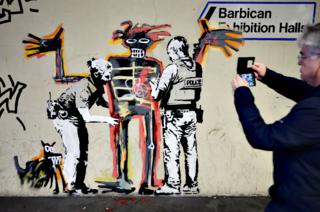 Een van de nieuwe werken van Banksy werk dat hs verscheen in Londen