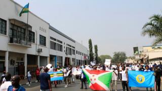 Abarundi bari mu myiyerekano imbere y'ibiro biserukiye u Rwanda mu Burundi