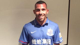 Tévez con la camiseta del Shanghái Shenjhua