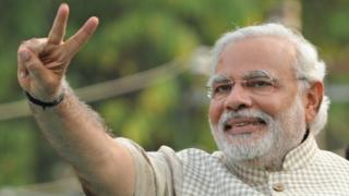 જીતની મુદ્રામાં નરેન્દ્ર મોદી