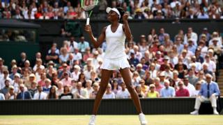 Venus Williams jubile après sa victoire en deux sets sur la Britannique Johanna Konta