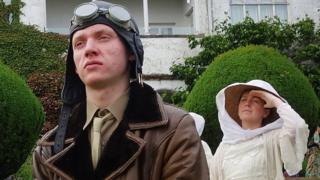 Actors playing WW1 airman and his wife