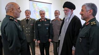 خامنئي ومجموعة من كبار القادة العسكريين في إيران