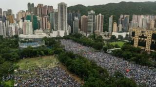 متظاهرون في متنزه فيكتوريا في هونغ كونغ