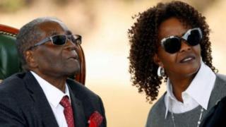 Mugabe n'umukenyezi wiwe Grace bakeje intsinzi ya Perezida Emmerson Mnangagwa