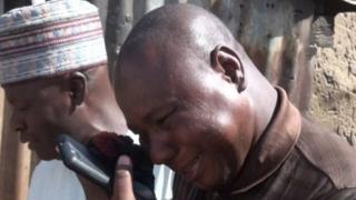 Wani mahaifin 'yar makarantar Dapchi na share hawayen murnar sakin matan