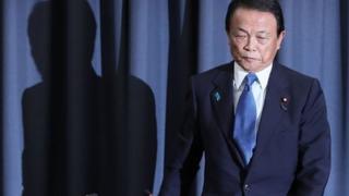 Wasiirka maaliyadda Japan wuxuu sheegay inuu iska celinaya mushaarkiisa oo dhan