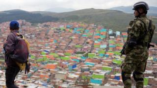 Ciudad Bolívar y un policía