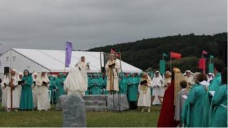 Yr Archdderwydd Christine James yn annerch o'r maen llog fore Llun