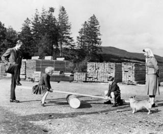 Королева Елизавета, принц Филипп, принцесса Анна и принц Чарльз, 1957 год