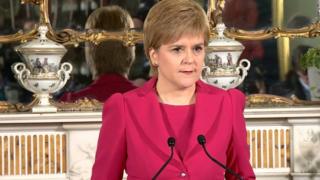 Umushikiranganji wa mbere wa Ecosse Nicola Sturgeo