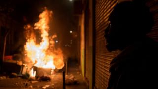 Des migrants ont affrontés la police espagnole à Madrid après la mort d'un vendeur à la sauvette sénégalais qui aurait été poursuivi par des policiers.