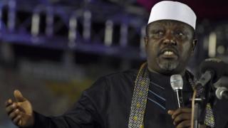 Govano Okorocha dey talk wit microphone