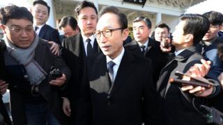 이명박 전 대통령이 1일 UAE 원전 수출 관련 취재진의 질문에 답하고 있다