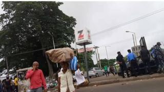 Awọn ọlọpaaa duro si iwaju ọgba fasiti Ibadan