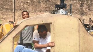 ዕበ ኣብ ውሽጢ እታ ዝሰርሓ ሄሊኮፕተር