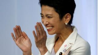 Новый лидер оппозиционной Демократической партии Японии Ренхо (слева) улыбается после того, как она была избрана лидером партии на пленарном заседании партии в Токио, Япония, 15 сентября 2016 года.