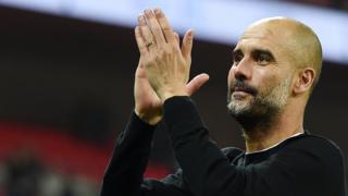 Huấn luyện viên Manchester City Pep Guardiola vui mừng sau khi giành chức vô địch Premier League