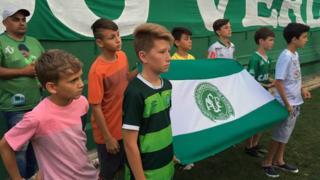 Jogadores das equipes sub-11 e sub-12 da Chape