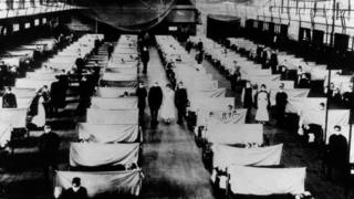 صورة لأشخاص في حجر صحي إبان وباء الأنفلونزا عام 1918