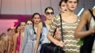 Модели представляют различных дизайнеров на презентации моды Myer Spring 2016 в Сиднее