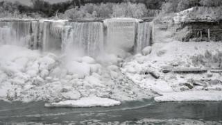 Hielo alrededor de las cataratas del Niágara.