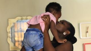 Mama wey dey kiss her pikin