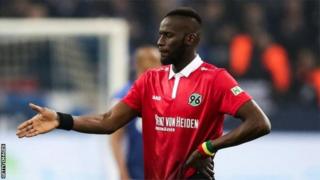 "Salif Sané ne jouera pas pour Hanovre la saison à venir", selon un communiqué du club.