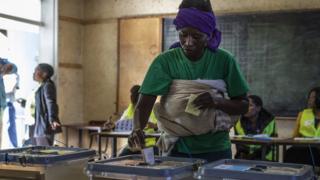 Woman wey back pikin dey vote for Zimbabwe election