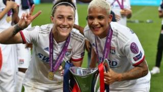 'Yar wasan Ingila Lucy Bronze ta taimakawa kungiyarta ta Lyon kare kambun kofin gasar.