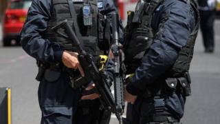 Вооруженный полицейский стоит на страже возле станции Лондонского моста после теракта в столице, 4 июня 2017 года