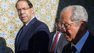 رئيس البرلمان التونسي محمد الناصر (يمين) بعد أداء اليمين الدستورية كرئيس مؤقت مع رئيس الوزراء يوسف شاهد