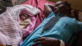 Obinrin to sẹsẹ bimọ ati ọmọ tuntun ti wọn sun sori ibusun