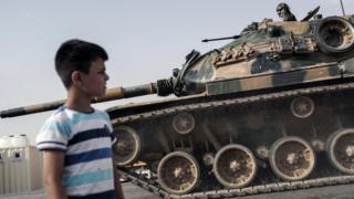 Oğlan sərhəd Qarqamış şəhərindən keçən türk tanklarının izləyir (25 August 2016)