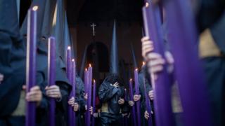Cofrades de negro