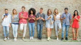 Jóvenes con celulares