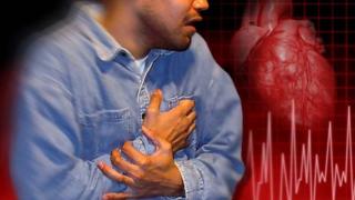 شاب يضع يده على صدره من الألم