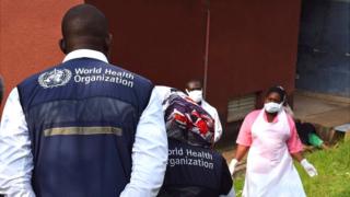 Abakozi ba OMS bariko baragenzura nimba Uganda yiteguriye bikiwy kurwanya Ebola