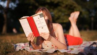 Дівчина з книжкою