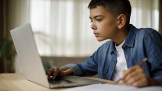 Niño estudiando