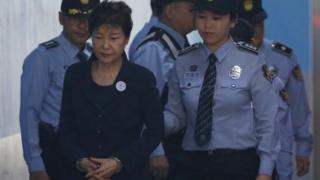 ソウル中央地裁に到着した朴被告(23日)