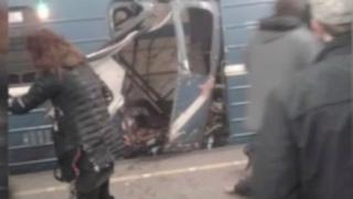 Sur des images postées sur les réseaux sociaux, on voit une rame de métro à la station Sennaya complètement soufflée et des blessés couchés au sol.