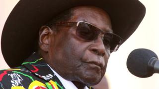 Роберт Мугабе обращается к сторонникам своей правящей партии ЗАНУ (ПФ), собравшейся на митинг в Чинхойи