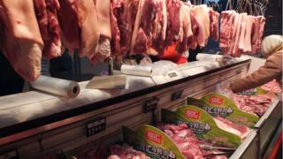คนซื้อเนื้อหมูที่จีน