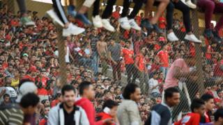 Egyptian fans gather on 31 October 2017 to watch di final training of Cairo club Al Ahly football team before dem go Morocco for di final of di African Champions League.
