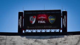 Letrero en el estadio Monumental, de Buenos Aires, que anuncia la final entre Boca Juniors y River Plate.