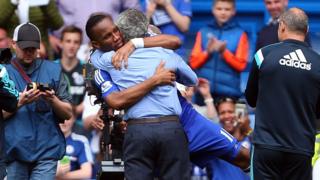 Didier Drogba dey hug im manager Jose Mourinho afta Premier League match