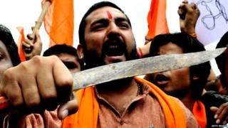 तलवार के साथ प्रदर्शन